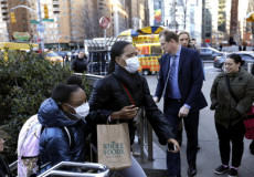 Persone con le mascherine escono dal metro a New York.