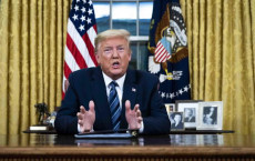 Il presidente degli Stati Uniti Donald J. Trump si dirige al paese dal Salone Ovale della Casaq Bianca per informare sulle misure prese per far fronte alla crisi del coronavirus.