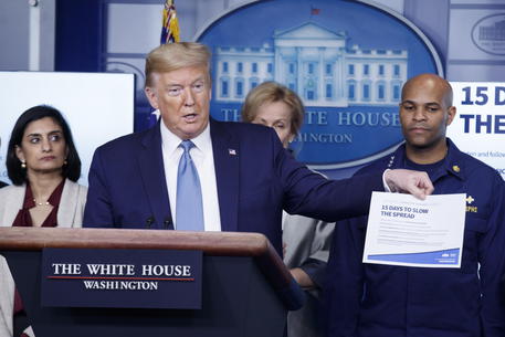 Il presidente degli Stati Uniti Donald J. Trump, con i membri del Task Force del Coronavirus mostra un grafico sulla pandemia durante una conferenza stampa alla Casa Bianca in Washington, DC,USA,