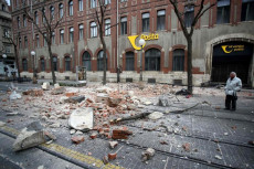 Una strada di Zagabria con detriti di palazzi scossi dal terremoto.