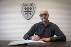 Walter Zenga posa per i fotografi sotto lo scudo della suadra del Cagliari.