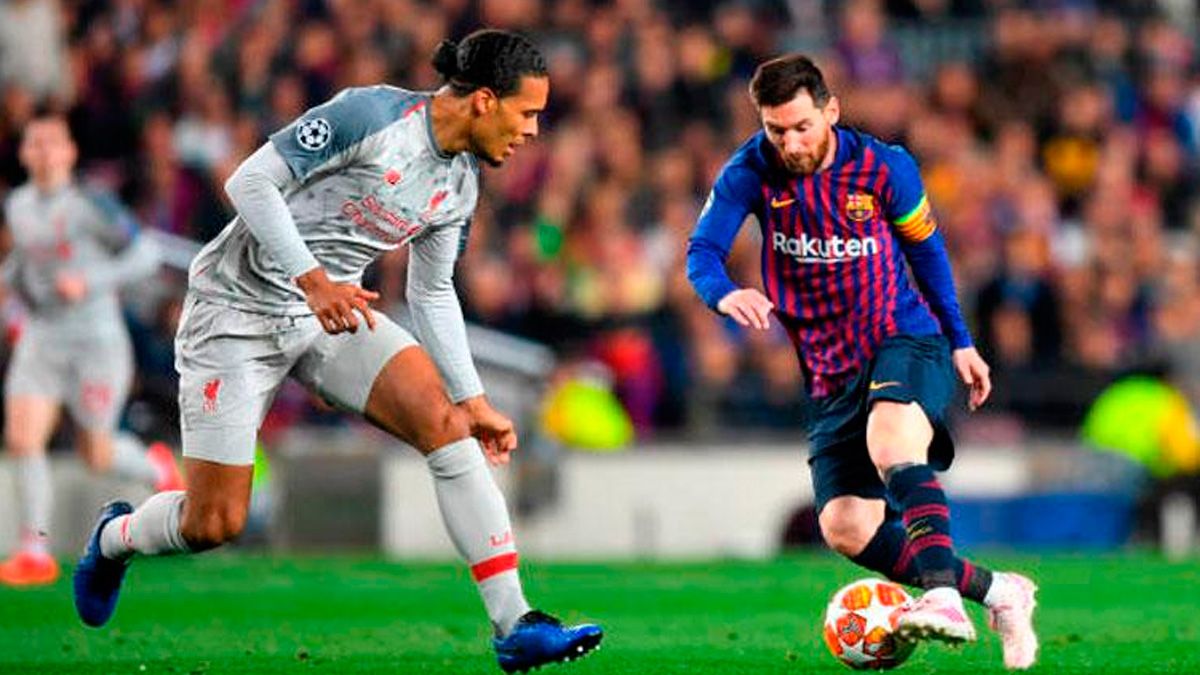 Leo Messi del Barcellona affronta a Virgil Van Dijk del Real Madrid in un partito fra le due squadre spagnole.