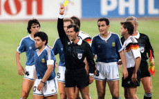Codesal mostra il cartellino giallo a Maradona nella finale Gremania-Argentina del Mondiale 1990.