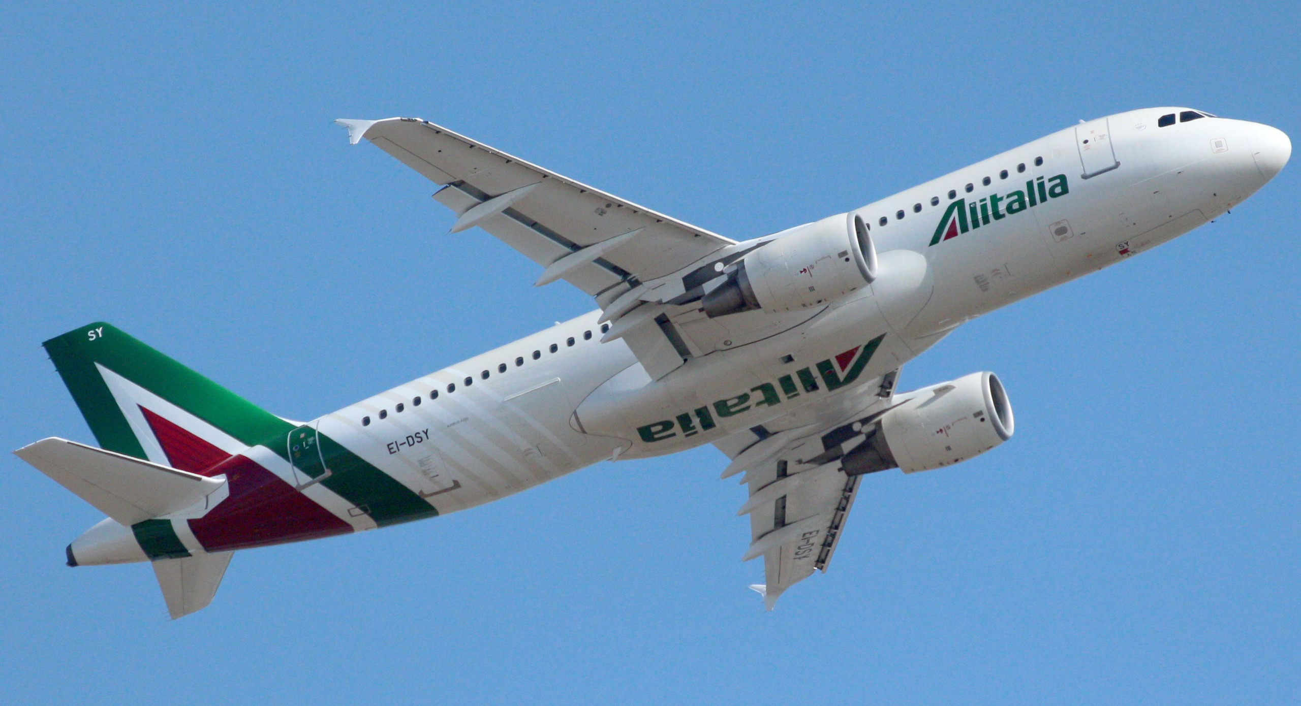 Un aereo Alitalia in pieno decollo