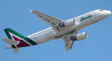 Un aereo Alitalia in volo.