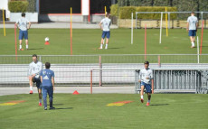 I giocatori del Bayer Munich in allenamento con "distanza sociale" per Coronavirus.