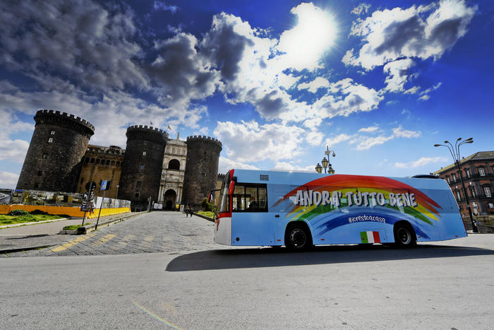 Autobus EAV con la scritta 'Andrà tutto bene' e l'hashtag #iorestoacasa sul lungomare di Napoli.