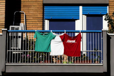 I colori della bandiera italiana al balcone..