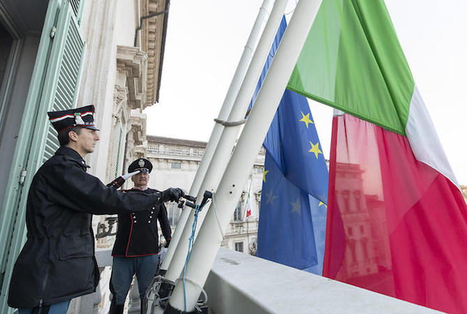 Le bandiere del Palazzo del Quirinale a mezz'asta in segno di lutto per le vittime del coronavirus, 31 marzo 2020.
