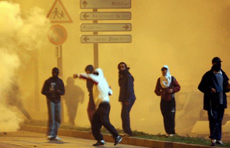 Giovani nelle Banlieue di Lione scagliano sassi contro la polizia.