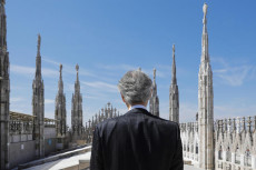 Bocelli canta nel Duomo in una Milano deserta