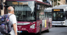Bus fermi durante lo sciopero dei trasporti alla stazione Termini, Roma in una foto d'archivio.