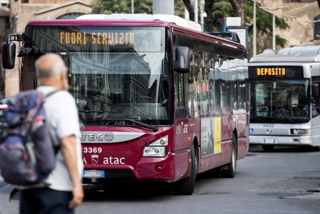 Bus fermi durante lo sciopero dei trasporti alla stazione Termini, Roma in una foto d'archivio.