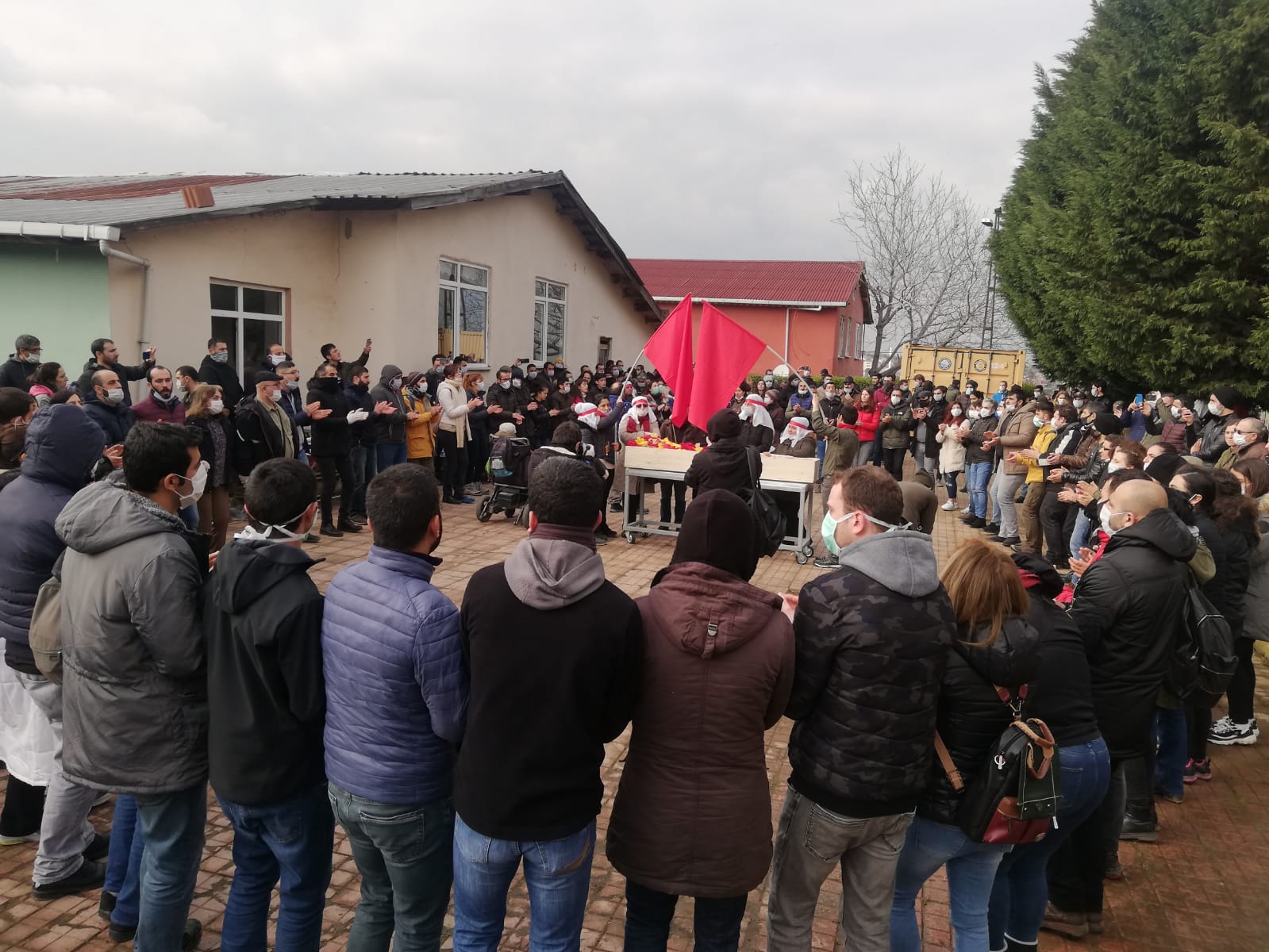 Familiari amici e fans della cantante turca Helin Bolek attorno alla bara nel funerale.