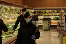 Controlli dei carabinieri nei supermercati a Pavia