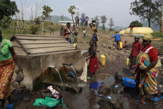 Un gruppo di donne congolesi lavano i panni nel fiume.