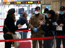 Polizia e militari fermano una ragazza che cercava di prendere un treno L'atrio alla stazione Centrale di Milano.