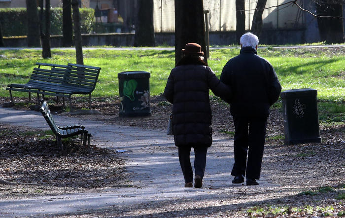 Una coppia di anziani a passeggio al parco Nord di Milano