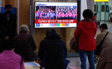 Ciitadini di Corea del Sud seguono i risultati dei sondaggi delle elezioni generali in Seoul.