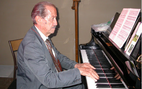 Il Maestro Corrado Galzio in una foto d'archivio.