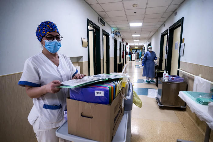 Medici ed infermieri nel reparto di pneumologia, malattie infettive dell'ospedale Policlinico Tor Vergata, in video chiamata durante l'emergenza per il Covid-19 Coronavirus, Roma