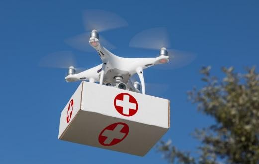 Immagine di un dron trasportando medicine.