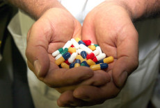 Un farmacista mostra alcune pillole, in un'immagine d'archivio.