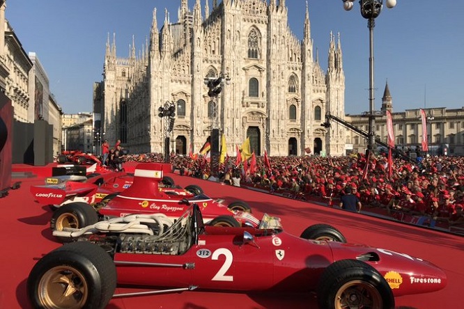 Vetture Ferrari esposte davanti al Duomo di Milando durante la festa del novantesimo aniversario della scudería.