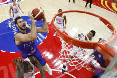 Danilo Gallinari salta per insaccare la palla nel canestro durante la pártita Italia-Portorico della Coppa del Mondo FIBA in Wuhan, Cina, l'anno scorso. (ANSA/EPA/ANDY WONG)