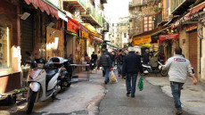 Gente facendo la spesa in una strada di Palermo.