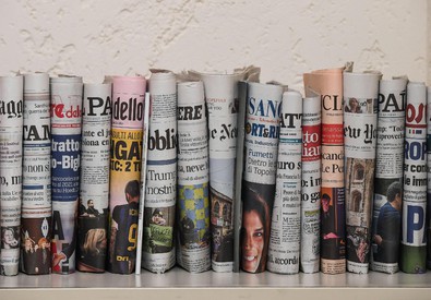 Una pila di giornali inn verticale.