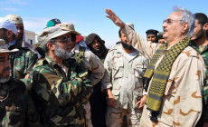 Il generale Khalifa Haftar (D) parla a un gruppo di soldati.