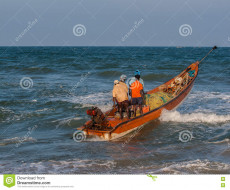 Pescatori indiani su una barca da pesa.