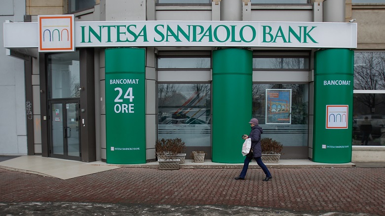 Una agenzia del banco Intesa SanPaolo