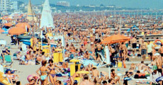 Un'immagine della spiaggia di Jesolo, affolata di bagnanti.