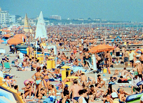 Un'immagine della spiaggia di Jesolo, affolata di bagnanti.
