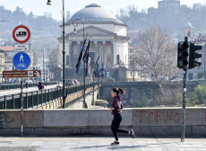 Una ragazza fa jogging a Torino