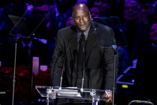 L'ex asso della Nba e Hall della Fama Michael Jordan piange mentre parla nel memorial del giocatore di Los Angeles Lakers. Kobe Bryant e su figlia Gianna, morti in un incidente aereo.