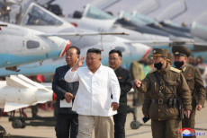 Una foto rilasciata dalla agenzia ufficiale North Korean Central News Agency (KCNA) mostra al leader di Corea del Nord Kim Jong Un in visita d'ispezione a una unitá di difesa.