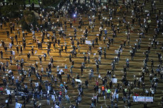 Manifestazione contro il governo a Tel Aviv rispettando il distanziamento sociale