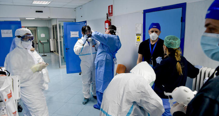 Medici e infermieri in un reparto Covid-19 nell'ospedale Corugno a Napoli
