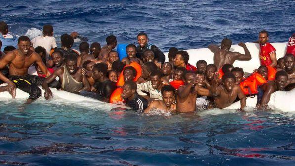 Migranti a bordo di un gommone semiaffondato di fronte alla costa di Lampedusa. Immagine d'archivio.