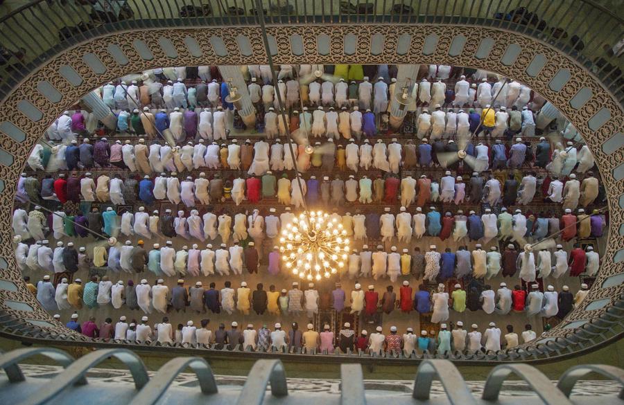 Ramadan: Musulmani in preghiera nella Moschea di Baitul Mukarram in Dhaka, Bangladesh.