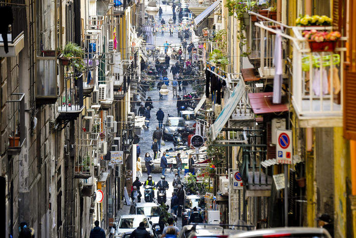 La strada dei mercati nel 'Quartiere Montesanto' a Napoli in tempo di coronavirus.