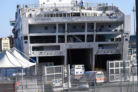 Le prime autoambulanze sulla nave-ospedale Splendida attraccata nel porto di Genova.