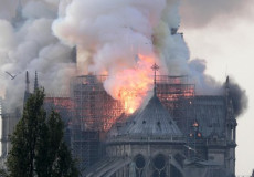 La cattedrale di Notre-Dame di Parigi in fiamme.