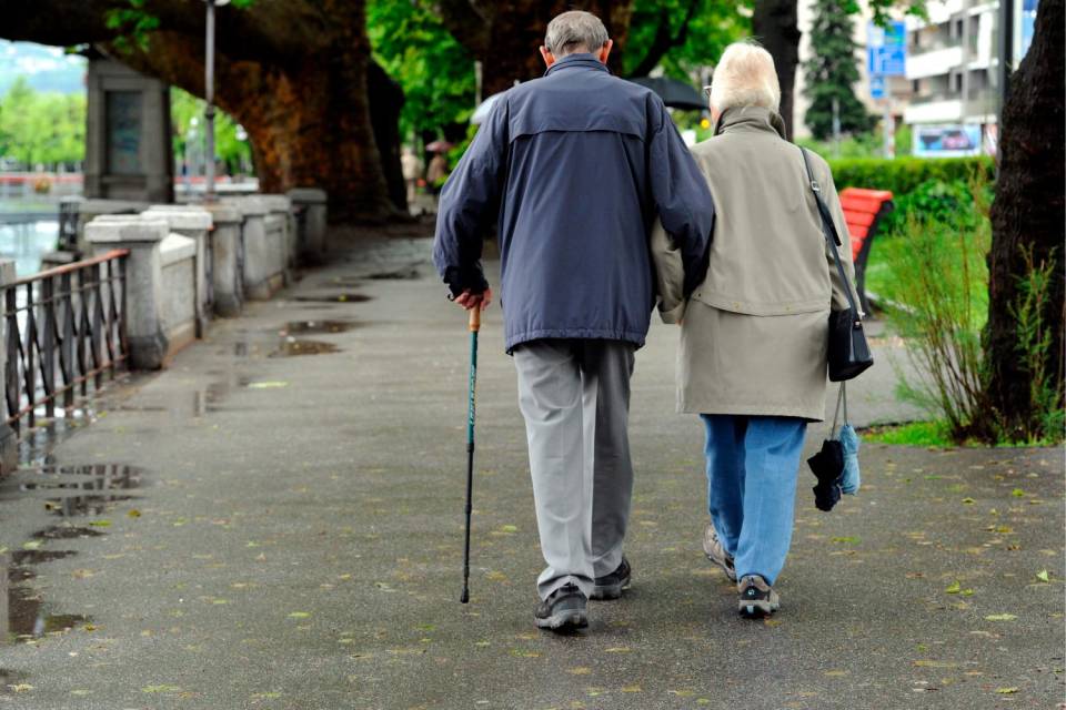Una coppia di pensionati a passeggio per strada.