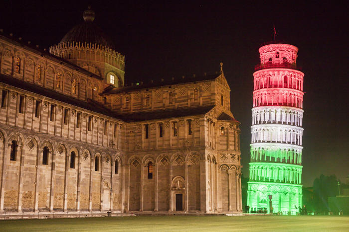 La Torre di Pisa illuminata con il tricolore nella Pasqua in tempo di coronavirus..