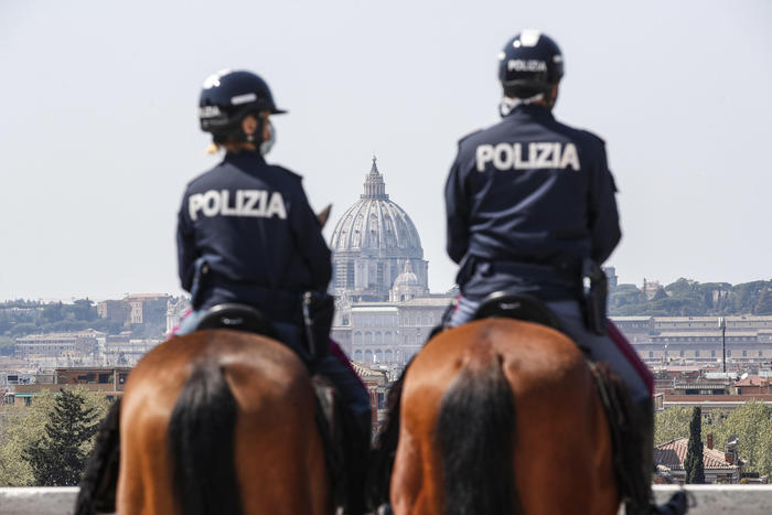 Polizia a cavallo di pattuglia a Villa Borghese durante i controlli per il Coronavirus.