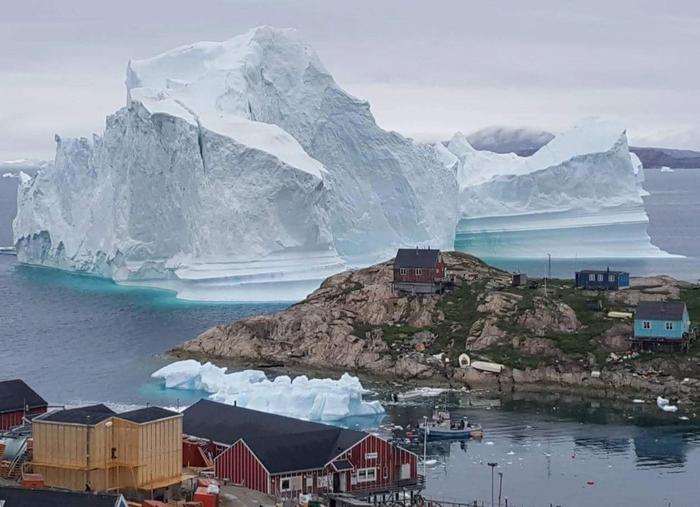 Un iceberg si va sciogliendo sulla costa di Innaarsuit, ad Avannaata in Groenlandia.